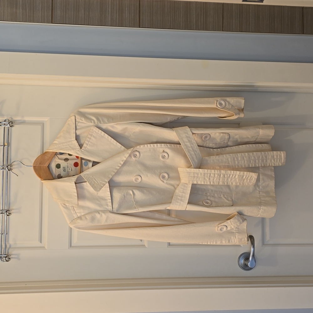 Jacob cream colour trench coat size small 🇨🇦